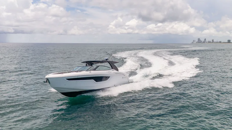 Slide: The Image of Cruisers 38 GLS 2021 - 25