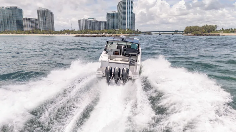 Slide: The Image of Cruisers 38 GLS 2021 - 26