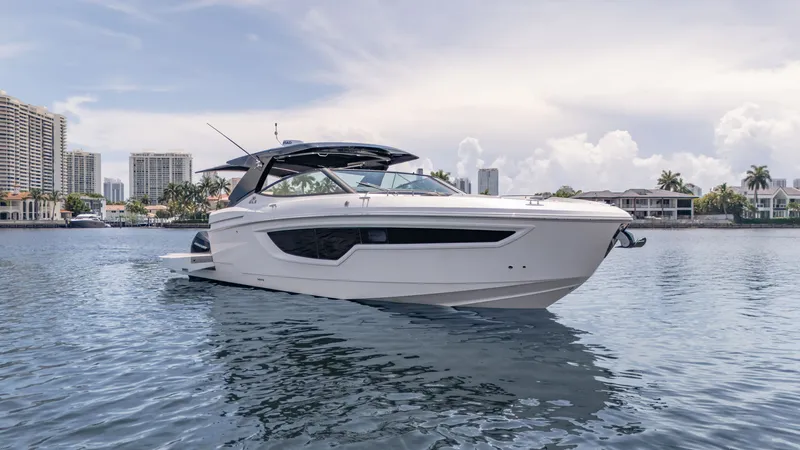 Slide: The Image of Cruisers 38 GLS 2021 - 35