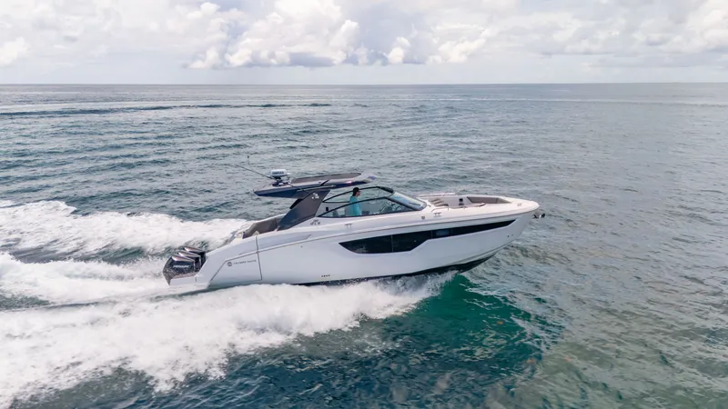 Slide: The Image of Cruisers 38 GLS 2021 - 4