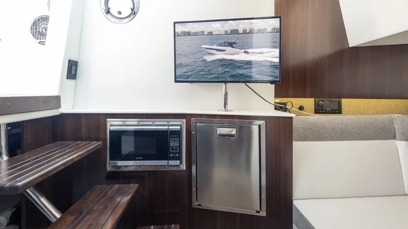 Slide: The Image of Cruisers 38 GLS 2021 - 47