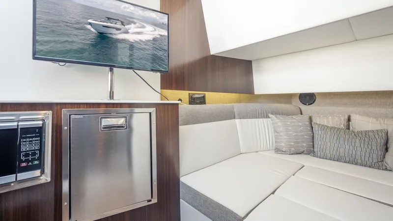 Slide: The Image of Cruisers 38 GLS 2021 - 48