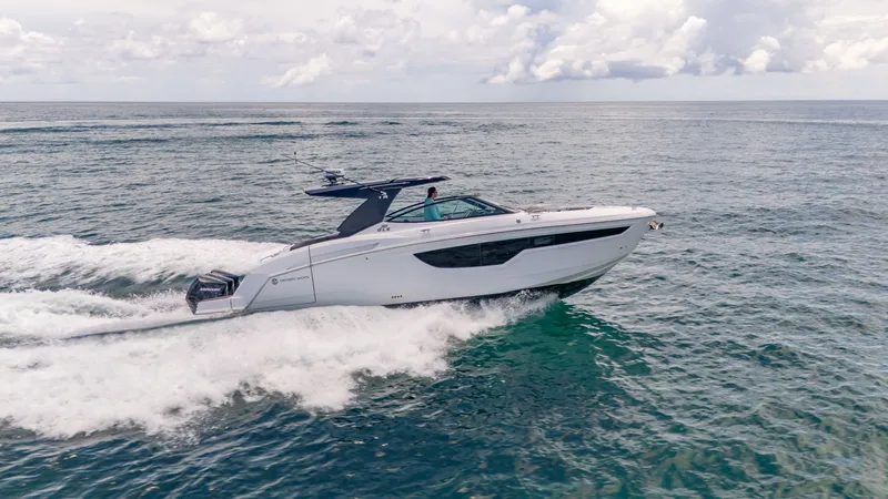 Slide: The Image of Cruisers 38 GLS 2021 - 5