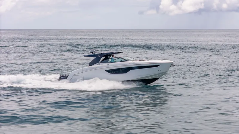 Slide: The Image of Cruisers 38 GLS 2021 - 6