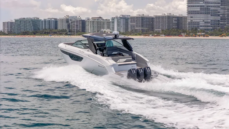 Slide: The Image of Cruisers 38 GLS 2021 - 8