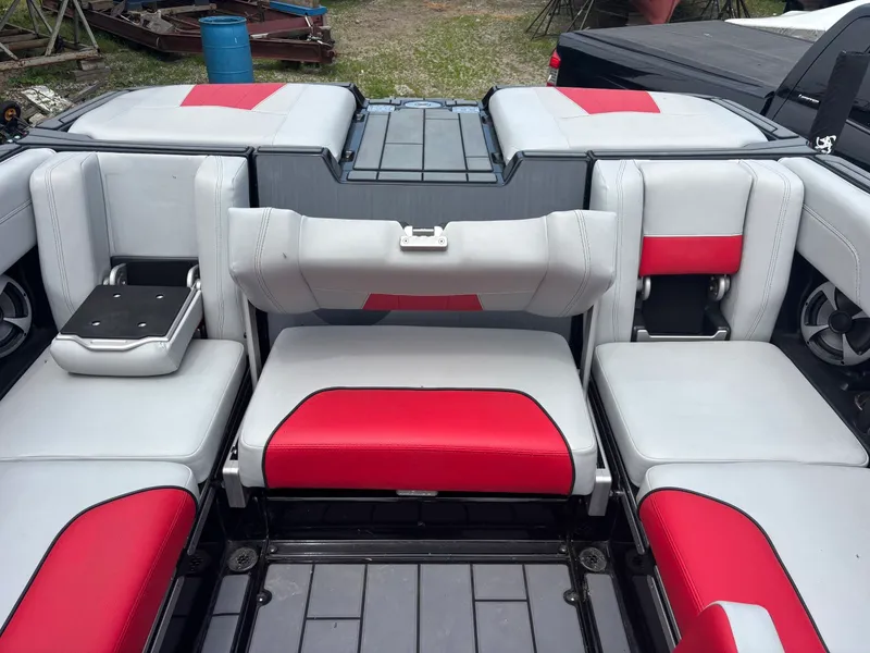 Slide: The Image of Malibu Wakesetter 24 MXZ 2021 - 25