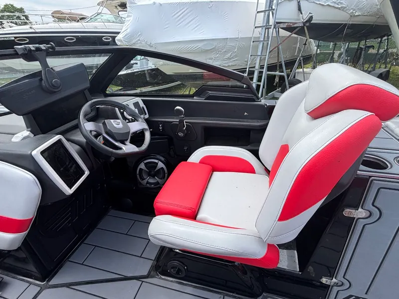 Slide: The Image of Malibu Wakesetter 24 MXZ 2021 - 1