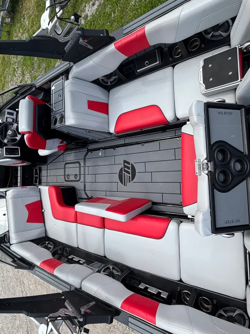 Slide: The Image of Malibu Wakesetter 24 MXZ 2021 - 17