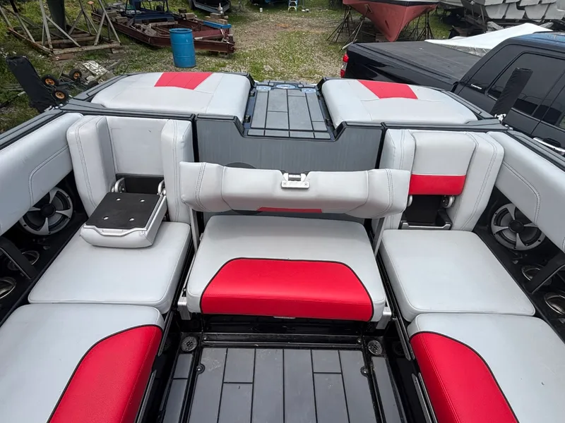 Slide: The Image of Malibu Wakesetter 24 MXZ 2021 - 16