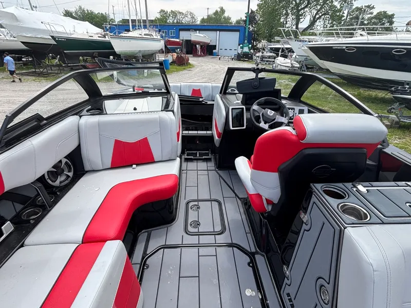 Slide: The Image of Malibu Wakesetter 24 MXZ 2021 - 18