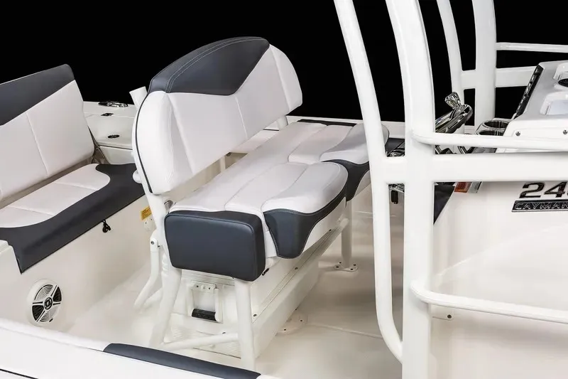 Slide: The Image of Robalo 246 Cayman 2020 - 13