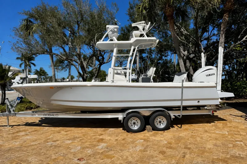 Slide: The Image of Robalo 246 Cayman 2020 - 23