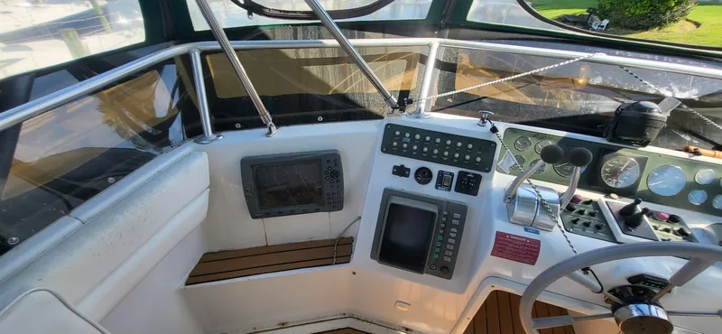Slide: The Image of Mainship 47 1998 - 10
