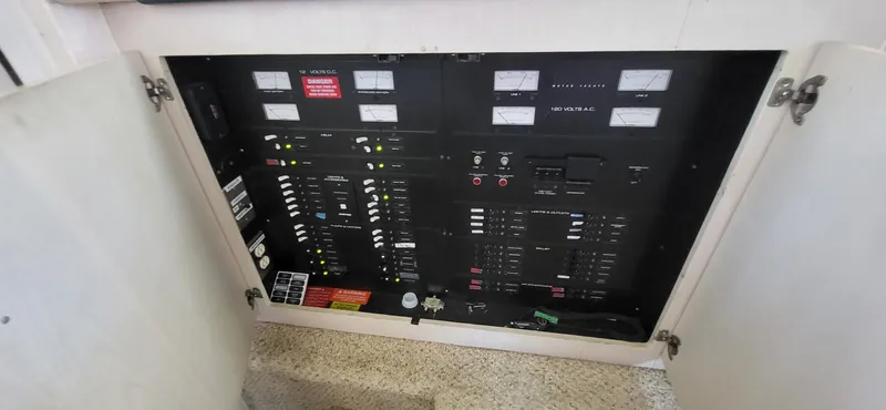 Slide: The Image of Mainship 47 1998 - 20
