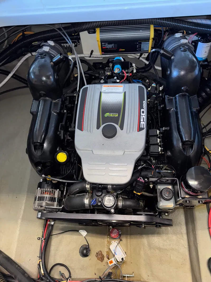 Slide: The Image of Crownline Boats 255 SS 2016 - 2