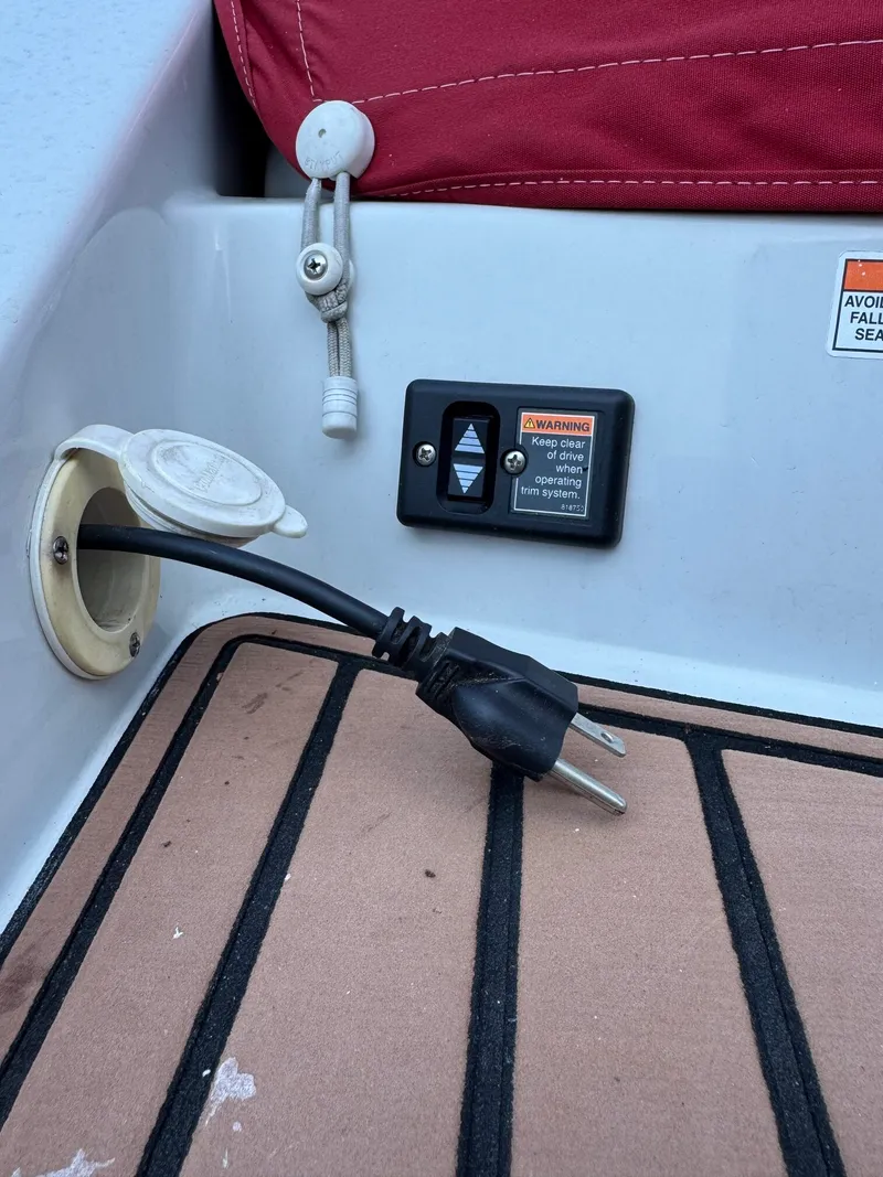 Slide: The Image of Crownline Boats 255 SS 2016 - 9