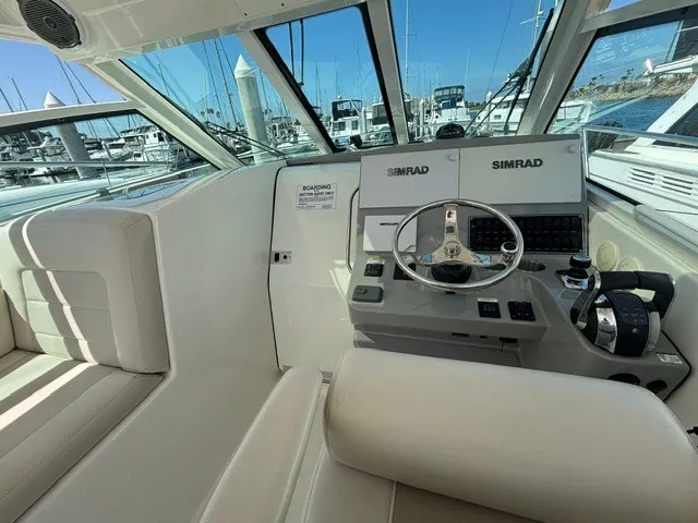 Slide: The Image of Boston Whaler 345 Conquest 2016 - 20