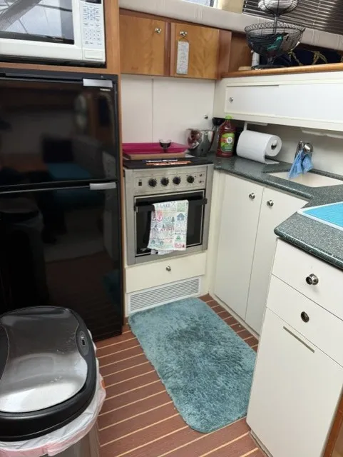 Slide: The Image of Silverton 422 Motor Yacht 2000 - 17
