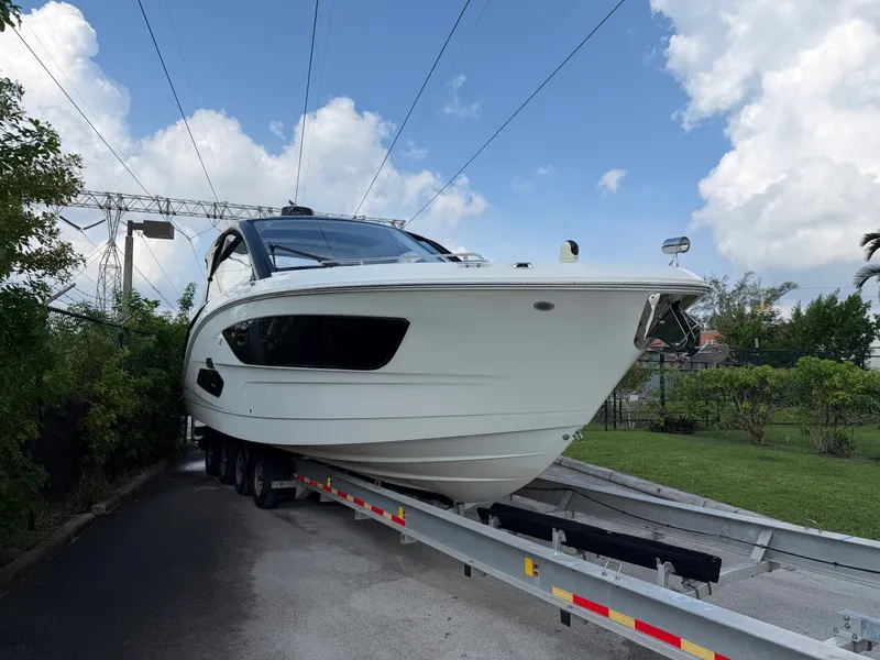 Slide: The Image of Sea Ray 370 Sundancer 2023 - 30