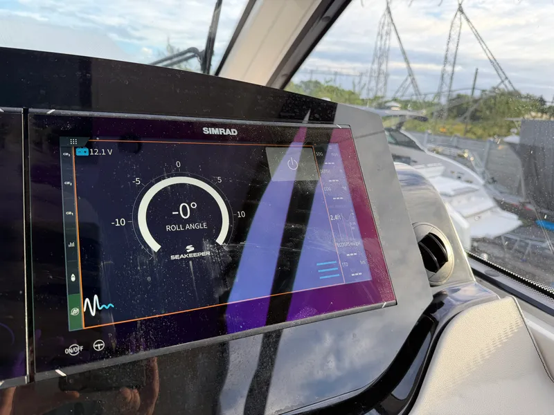 Slide: The Image of Sea Ray 370 Sundancer 2023 - 43