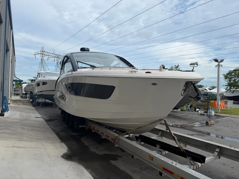 Slide: The Image of Sea Ray 370 Sundancer 2023 - 32