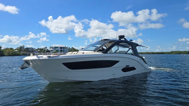 Slide: The Image of Sea Ray 370 Sundancer 2023 - 35