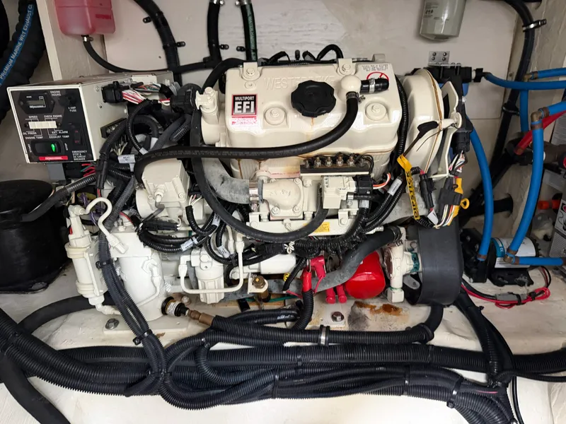 Slide: The Image of Sea Ray 370 Sundancer 2023 - 45