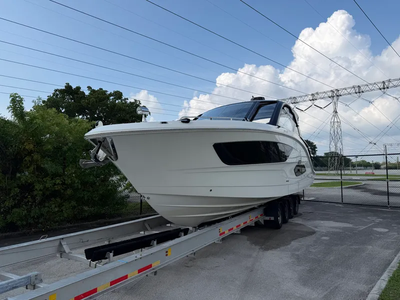 Slide: The Image of Sea Ray 370 Sundancer 2023 - 31