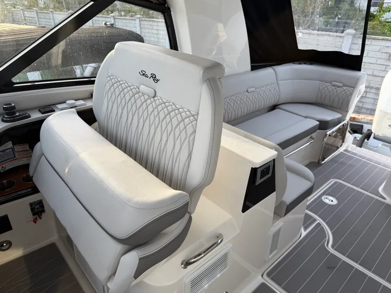 Slide: The Image of Sea Ray 370 Sundancer 2023 - 26