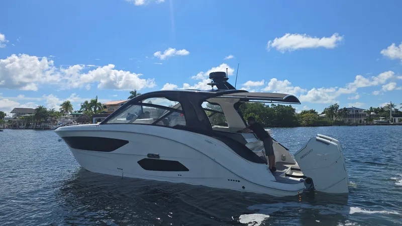 Slide: The Image of Sea Ray 370 Sundancer 2023 - 19