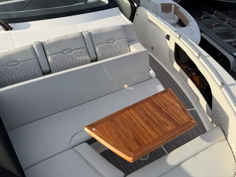 Slide: The Image of Sea Ray 370 Sundancer 2023 - 13