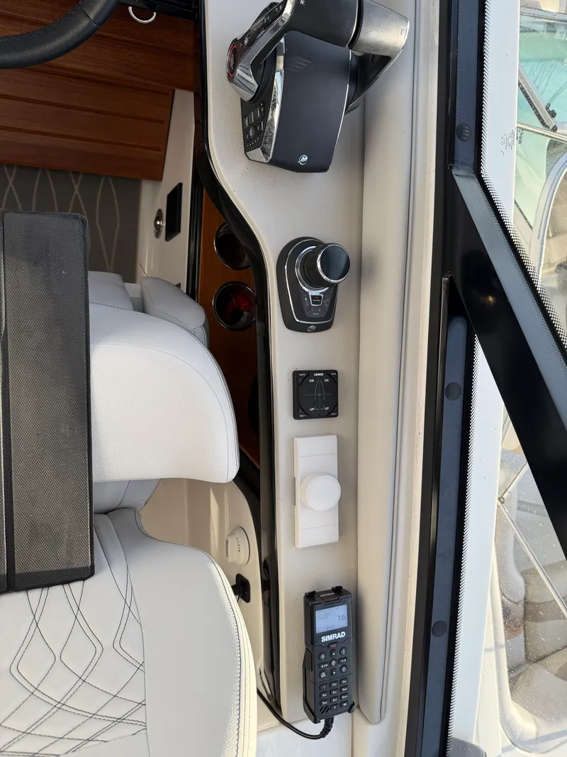Slide: The Image of Sea Ray 370 Sundancer 2023 - 22