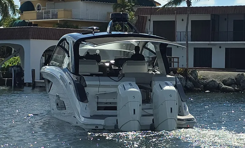 Slide: The Image of Sea Ray 370 Sundancer 2023 - 33