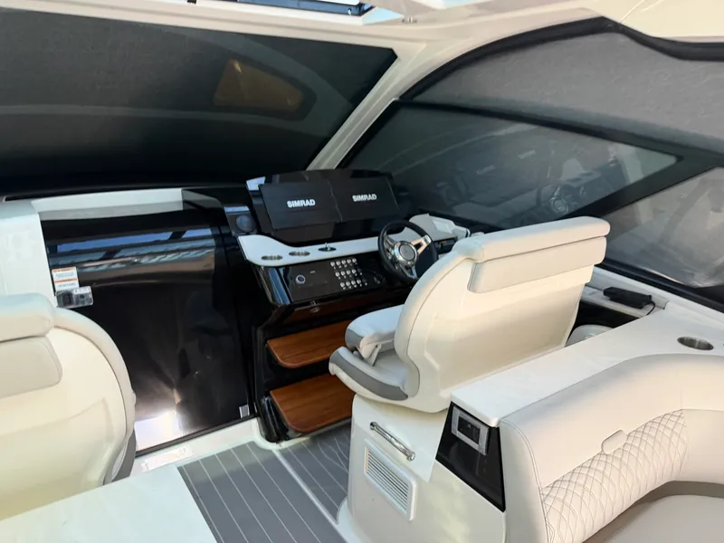 Slide: The Image of Sea Ray 370 Sundancer 2023 - 12