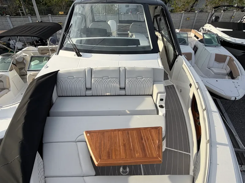 Slide: The Image of Sea Ray 370 Sundancer 2023 - 15