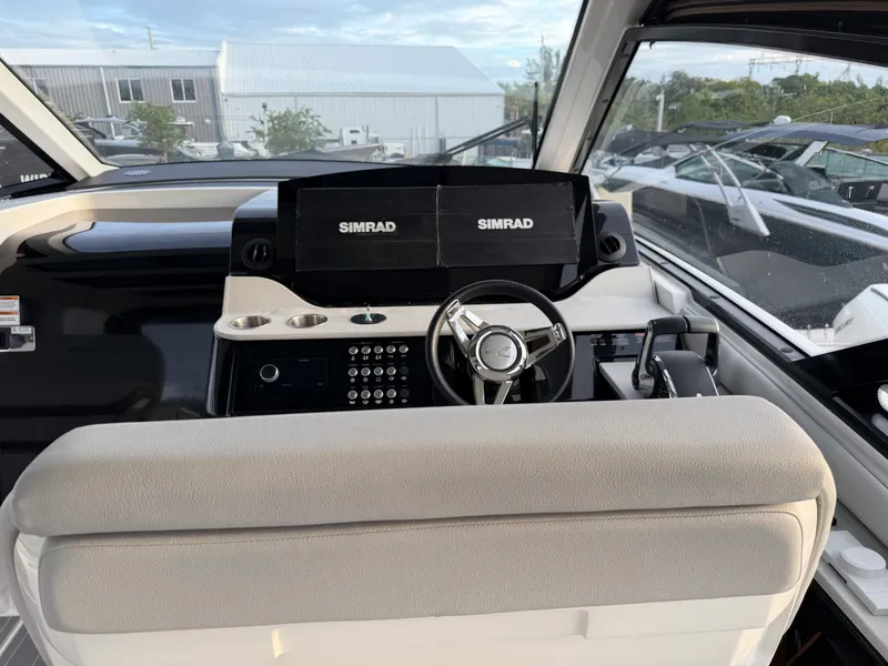 Slide: The Image of Sea Ray 370 Sundancer 2023 - 27