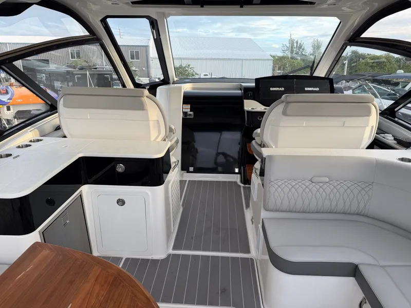Slide: The Image of Sea Ray 370 Sundancer 2023 - 28