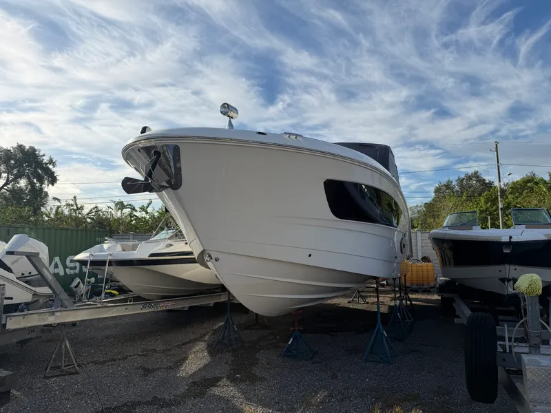 Slide: The Image of Sea Ray 370 Sundancer 2023 - 38