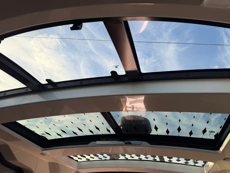 Slide: The Image of Sea Ray 370 Sundancer 2023 - 16