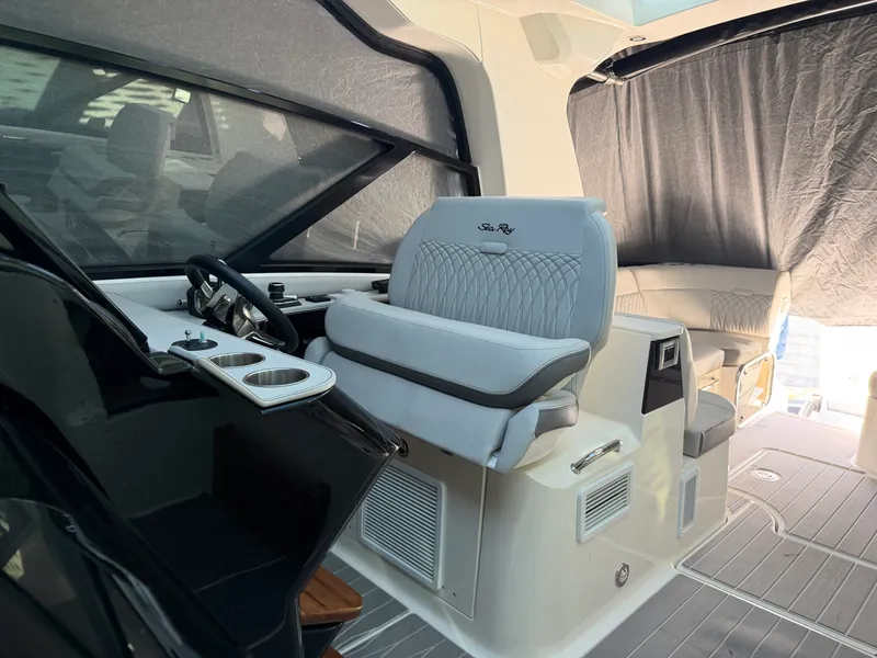 Slide: The Image of Sea Ray 370 Sundancer 2023 - 40