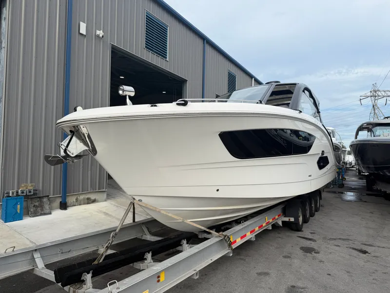 Slide: The Image of Sea Ray 370 Sundancer 2023 - 34