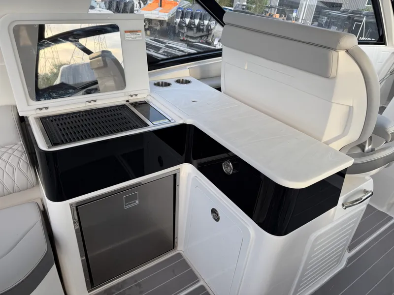 Slide: The Image of Sea Ray 370 Sundancer 2023 - 44