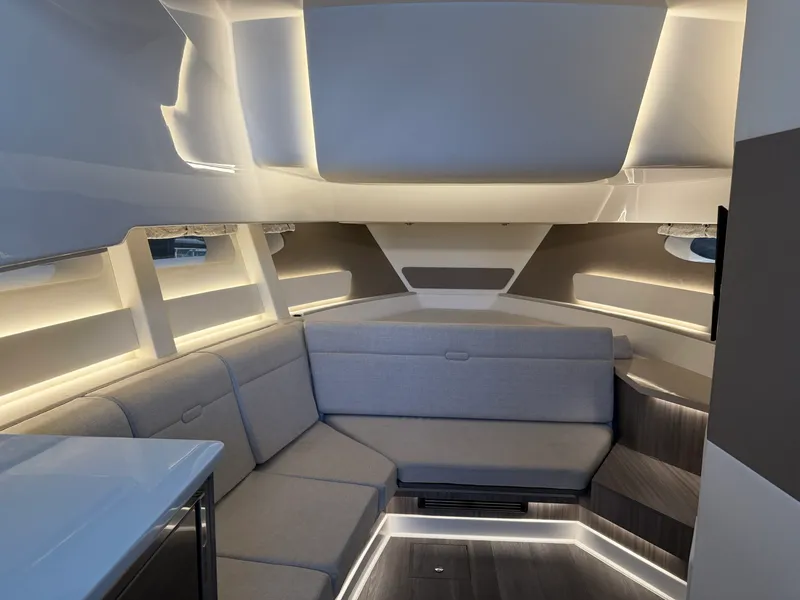 Slide: The Image of Sea Ray 370 Sundancer 2023 - 21