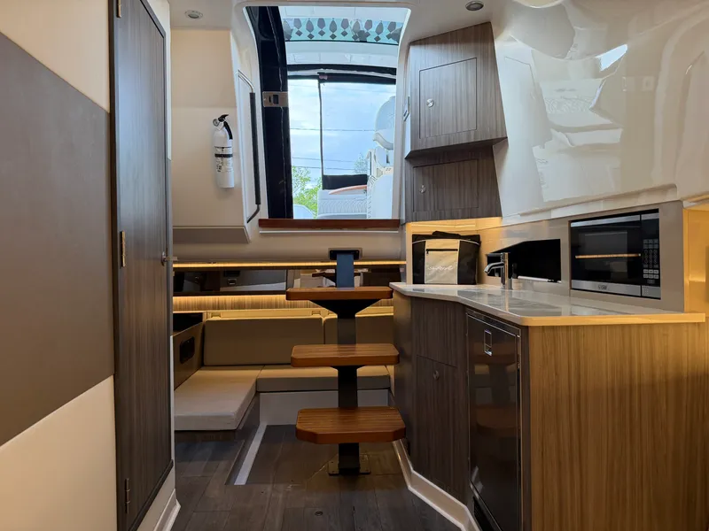 Slide: The Image of Sea Ray 370 Sundancer 2023 - 20