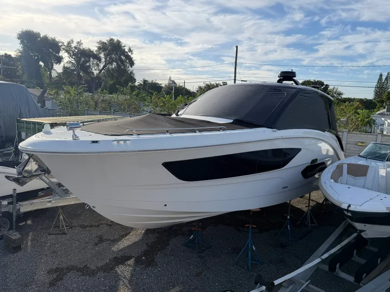Slide: The Image of Sea Ray 370 Sundancer 2023 - 37