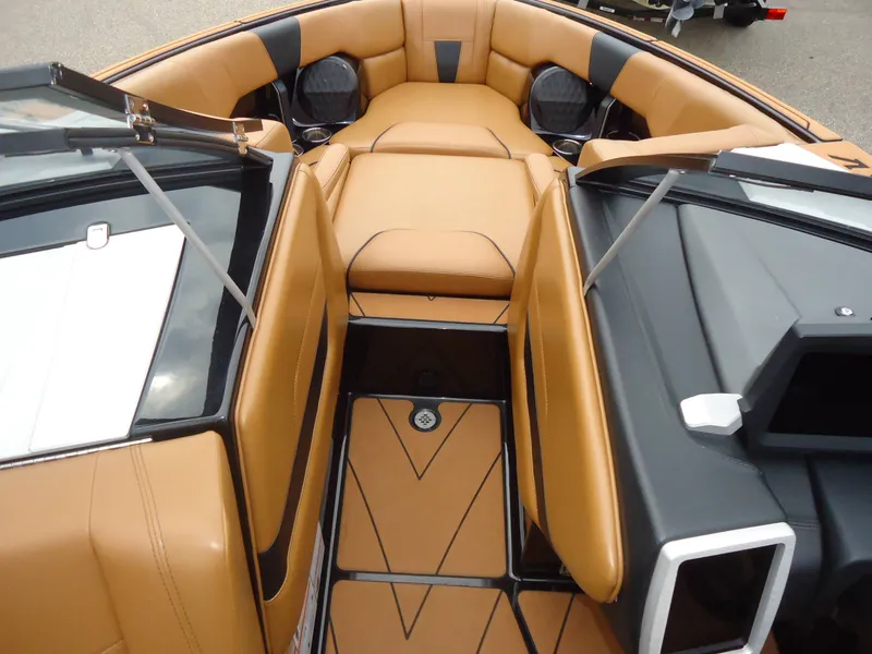 Slide: The Image of Malibu Boats 23 LSV 2022 - 13
