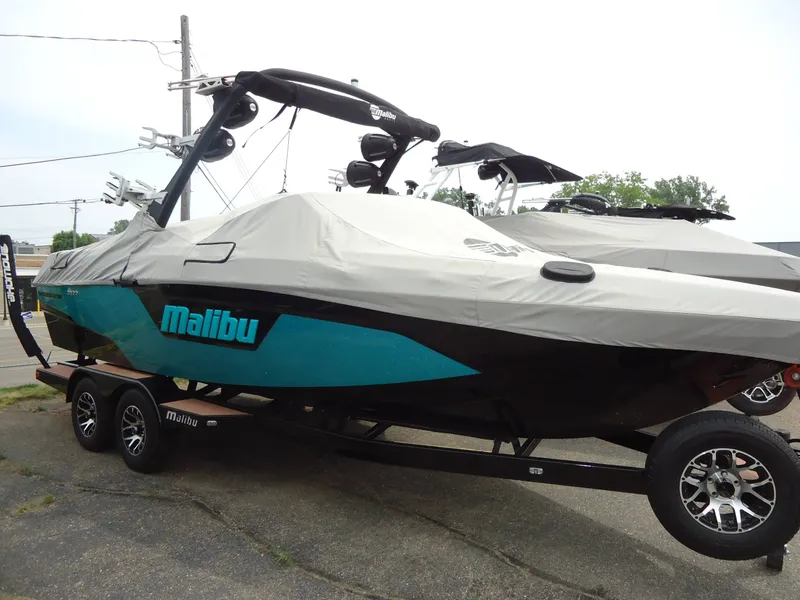 Slide: The Image of Malibu Boats 23 LSV 2022 - 27