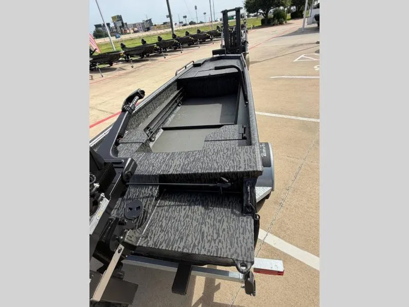 Slide: The Image of Gator-Tail 17/50 Savage Series 2027 - 17