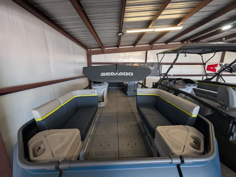Slide: The Image of Sea-Doo Switch Cruise Limited 21 - 230 hp Painted 2025 - 10
