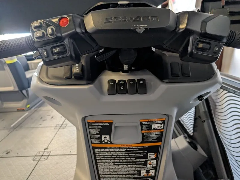 Slide: The Image of Sea-Doo Switch Cruise Limited 21 - 230 hp Painted 2025 - 6
